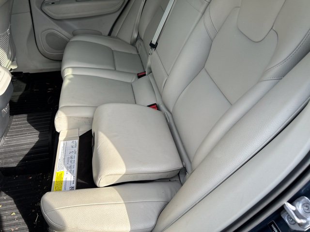 Used 2021 Volvo XC60 T5 Momentum w/ Premium Package AWD/4WD image 17