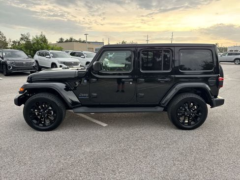 Used 2025 Jeep Wrangler Unlimited Sahara AWD/4WD image 11