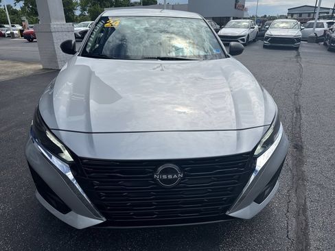 Used 2024 Nissan Altima 2.5 SV FWD image 2