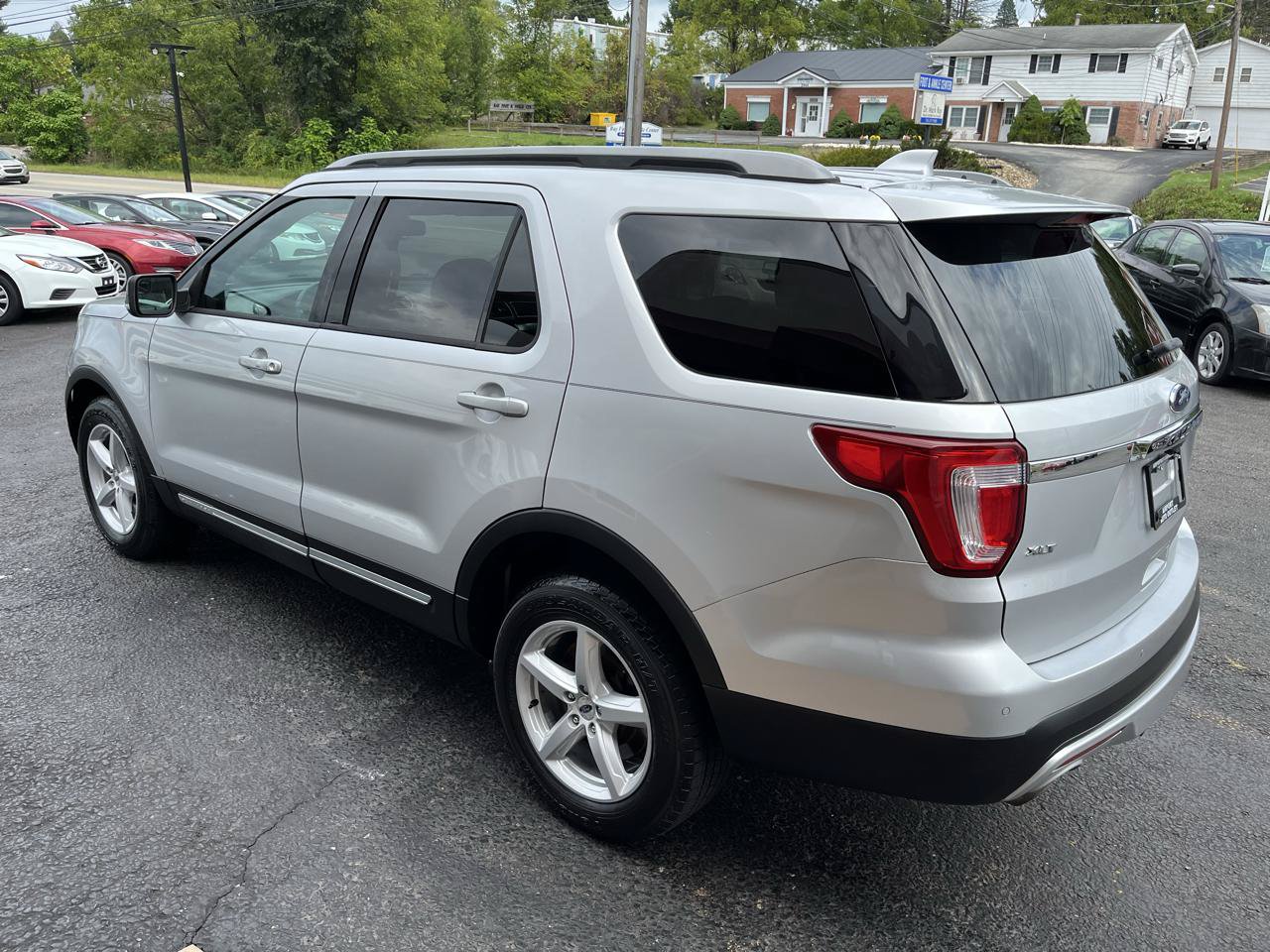 Used 2017 Ford Explorer XLT w/ Equipment Group 201A AWD/4WD image 10