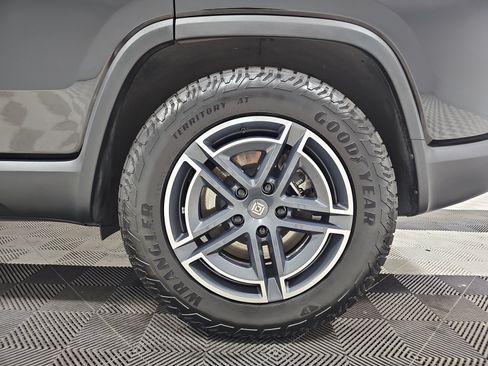 Used 2025 Rivian R1S Adventure AWD/4WD image 10