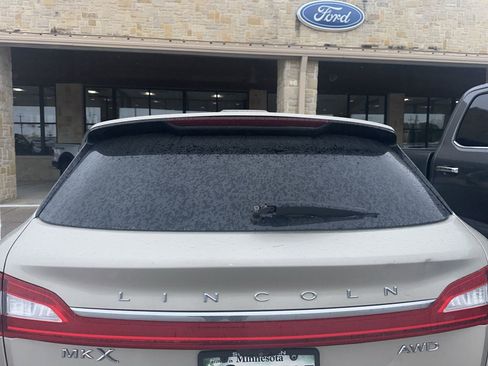 Used 2017 Lincoln MKX Reserve w/ Driver Assistance Package AWD/4WD image 4