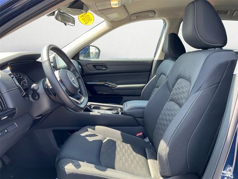 Used 2024 Nissan Pathfinder SV image 10