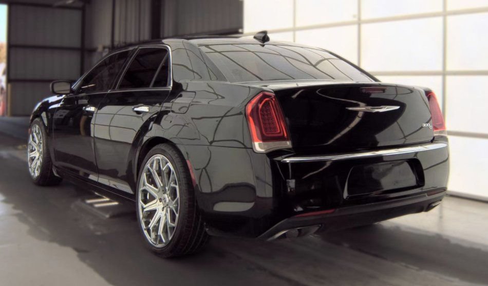 Used 2017 Chrysler 300 C RWD image 4