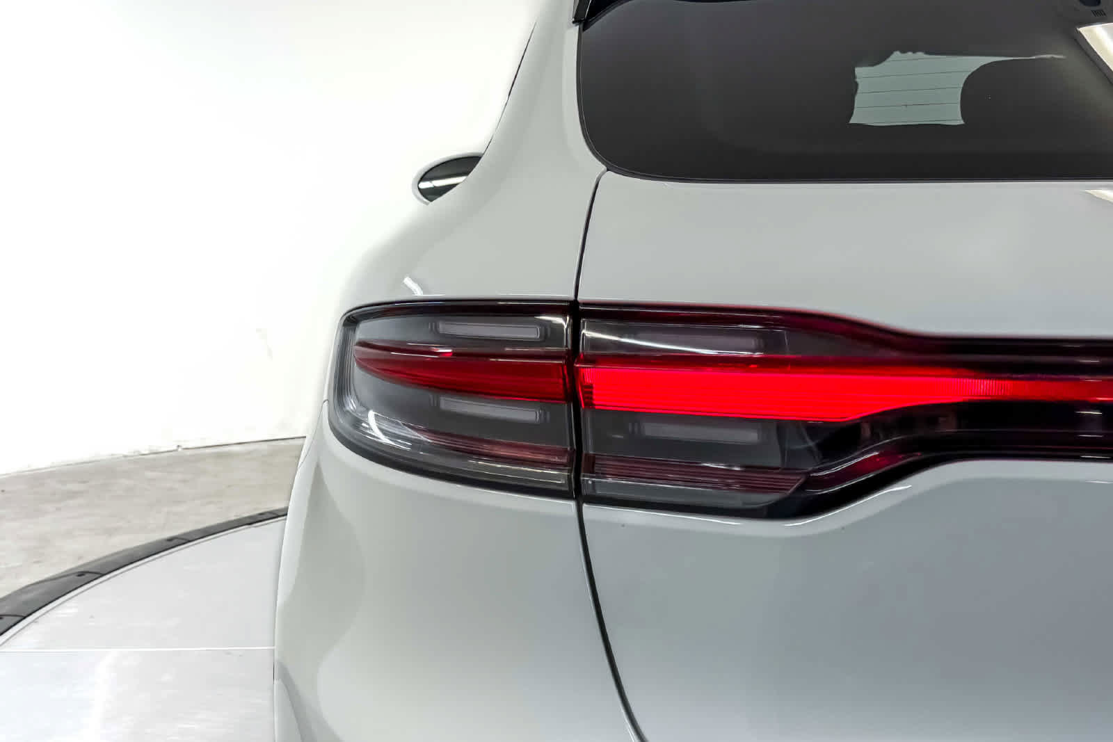 Certified 2023 Porsche Macan AWD/4WD image 11