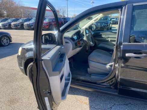 Used 2008 Chrysler Town & Country LX image 10