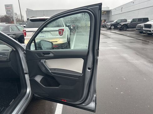 Used 2020 Volkswagen Tiguan SE w/ Panoramic Sunroof Package image 16