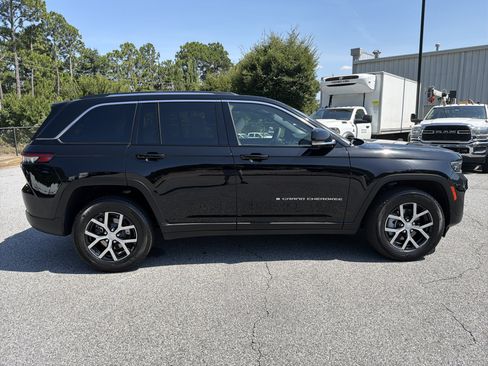 Used 2024 Jeep Grand Cherokee Limited w/ Luxury Tech Group II RWD image 9