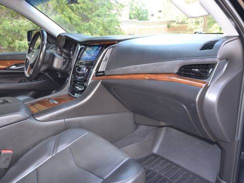 Used 2018 Cadillac Escalade Luxury AWD/4WD image 23