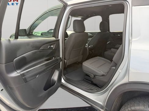 Used 2024 Chevrolet Traverse LT image 32