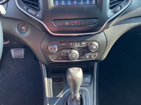 Used 2020 Jeep Cherokee Latitude Plus image 15