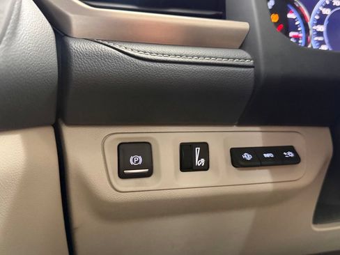 Used 2021 GMC Acadia Denali w/ Denali Technology Package FWD image 13