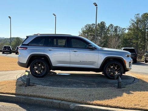 New 2025 Jeep Grand Cherokee Altitude image 8