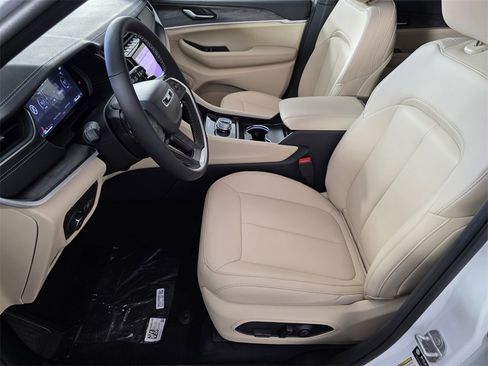 New 2025 Jeep Grand Cherokee Limited image 9