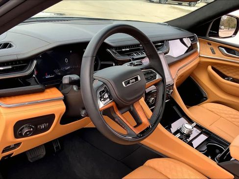 Used 2025 Jeep Grand Cherokee Summit image 18