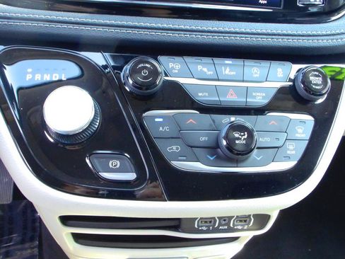 Used 2023 Chrysler Pacifica Touring-L FWD image 23