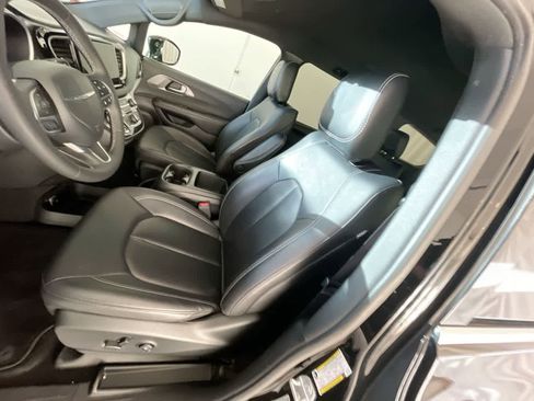 Used 2025 Chrysler Pacifica Select image 11