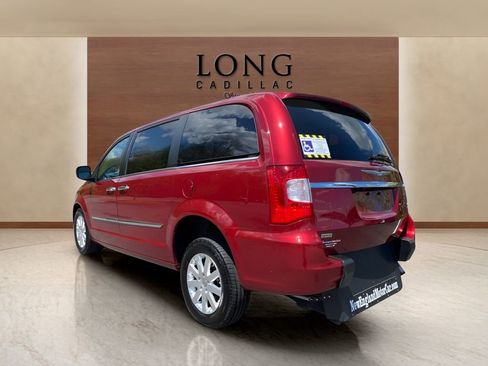 Used 2016 Chrysler Town & Country Touring w/ Driver Convenience Group FWD image 3