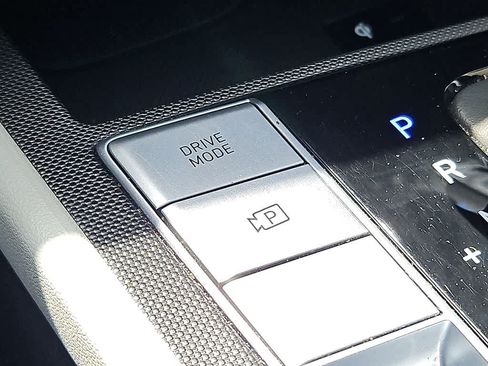 Used 2025 Hyundai Elantra Limited FWD image 28