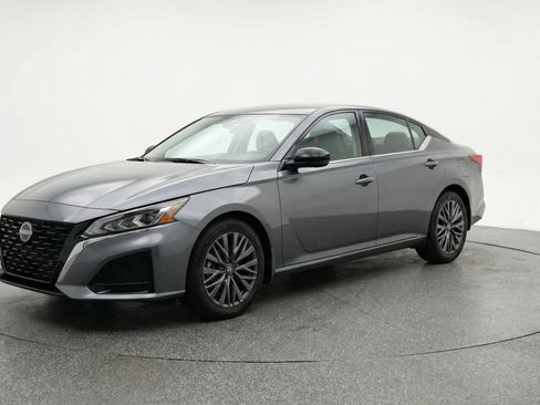 Used 2025 Nissan Altima 2.5 SV FWD image 3
