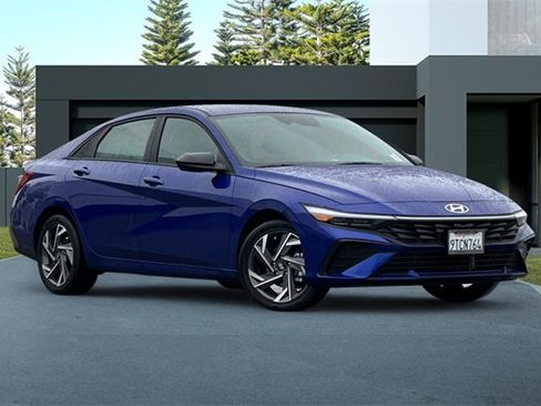Used 2025 Hyundai Elantra SEL image 2