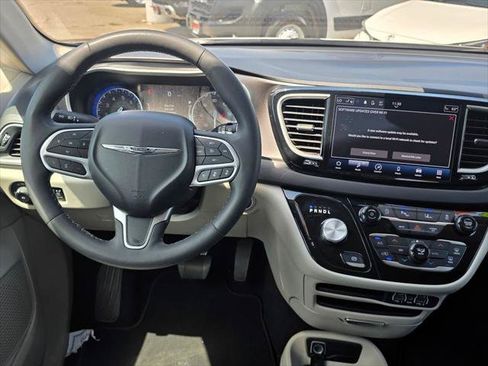 Certified 2024 Chrysler Pacifica Touring-L FWD image 19