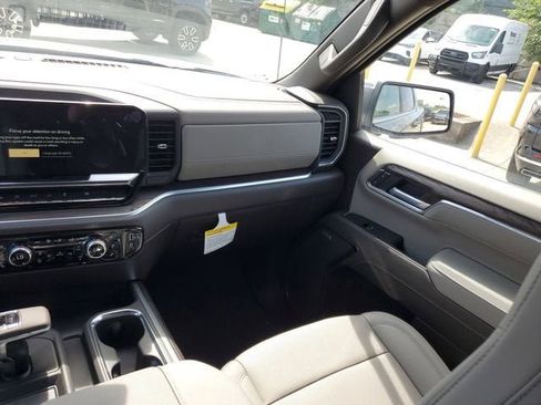 New 2026 GMC Sierra 1500 SLT image 17