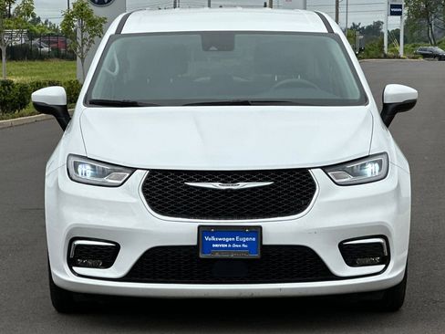 Used 2023 Chrysler Pacifica Touring-L FWD image 8