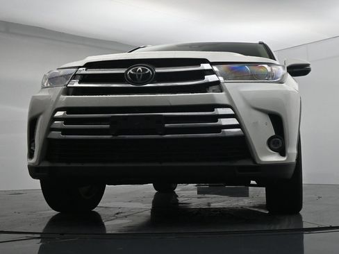 Used 2019 Toyota Highlander AWD V6 image 19
