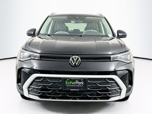 Used 2025 Volkswagen Taos SE FWD image 2