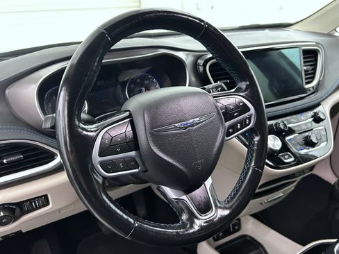 Used 2021 Chrysler Pacifica Touring-L FWD image 11