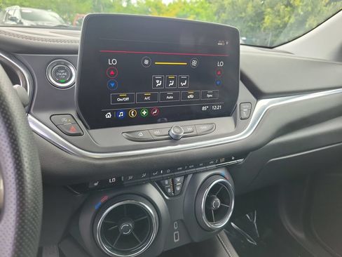 Used 2025 Chevrolet Blazer LT FWD image 33
