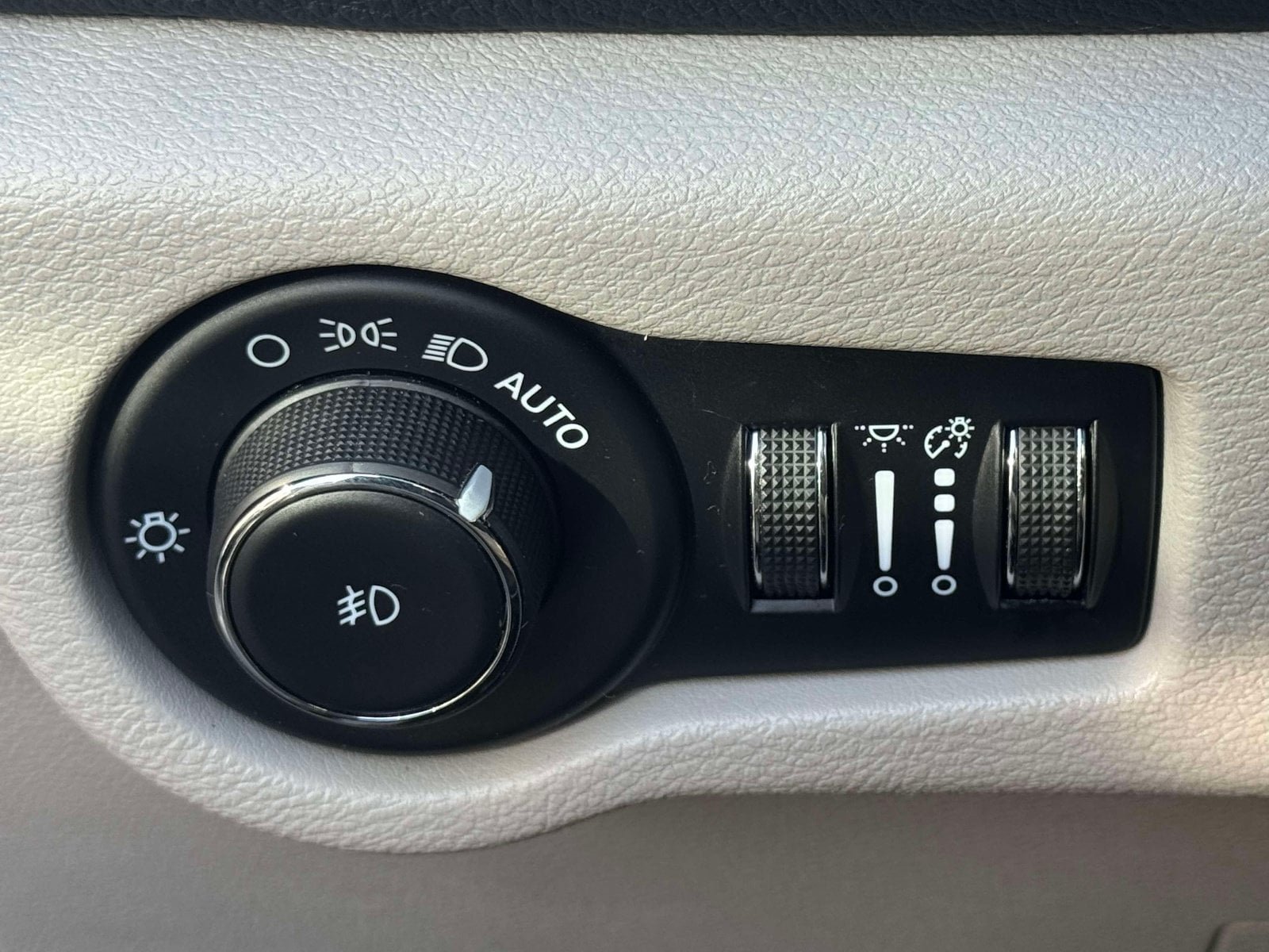 Used 2023 Chrysler Pacifica Limited FWD image 19