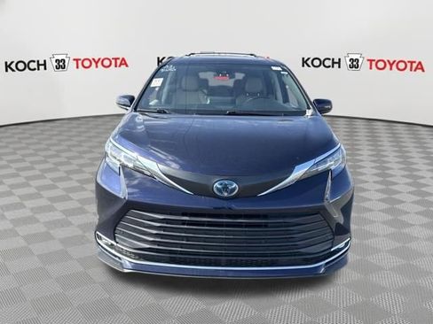 Used 2022 Toyota Sienna XLE image 2