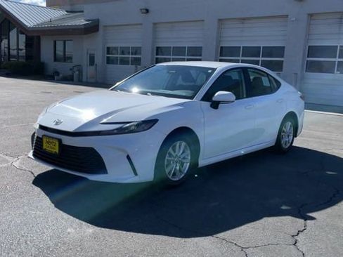 Used 2025 Toyota Camry LE image 5
