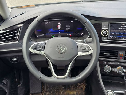 Used 2024 Volkswagen Jetta SE FWD image 7