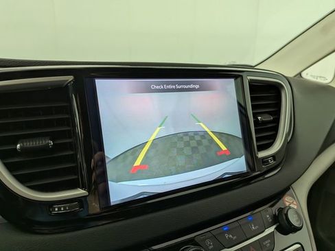 Used 2024 Chrysler Pacifica Touring-L FWD image 6