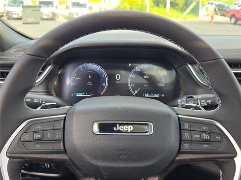 New 2025 Jeep Grand Cherokee Limited w/ Black Appearance Package image 37