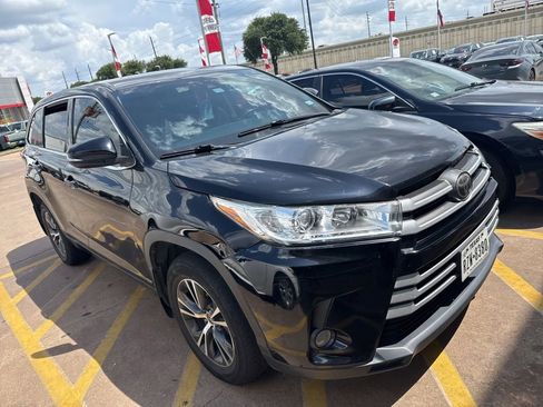 Used 2017 Toyota Highlander Plus AWD/4WD image 2
