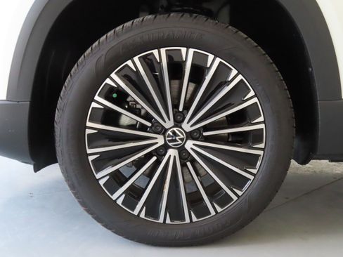 New 2025 Volkswagen Taos SE image 28