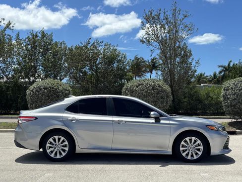 Used 2020 Toyota Camry LE image 5
