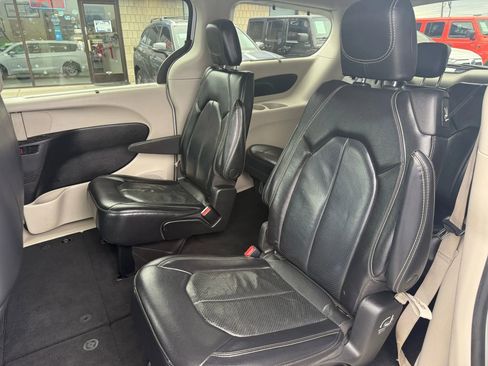 Used 2022 Chrysler Pacifica Touring-L image 23