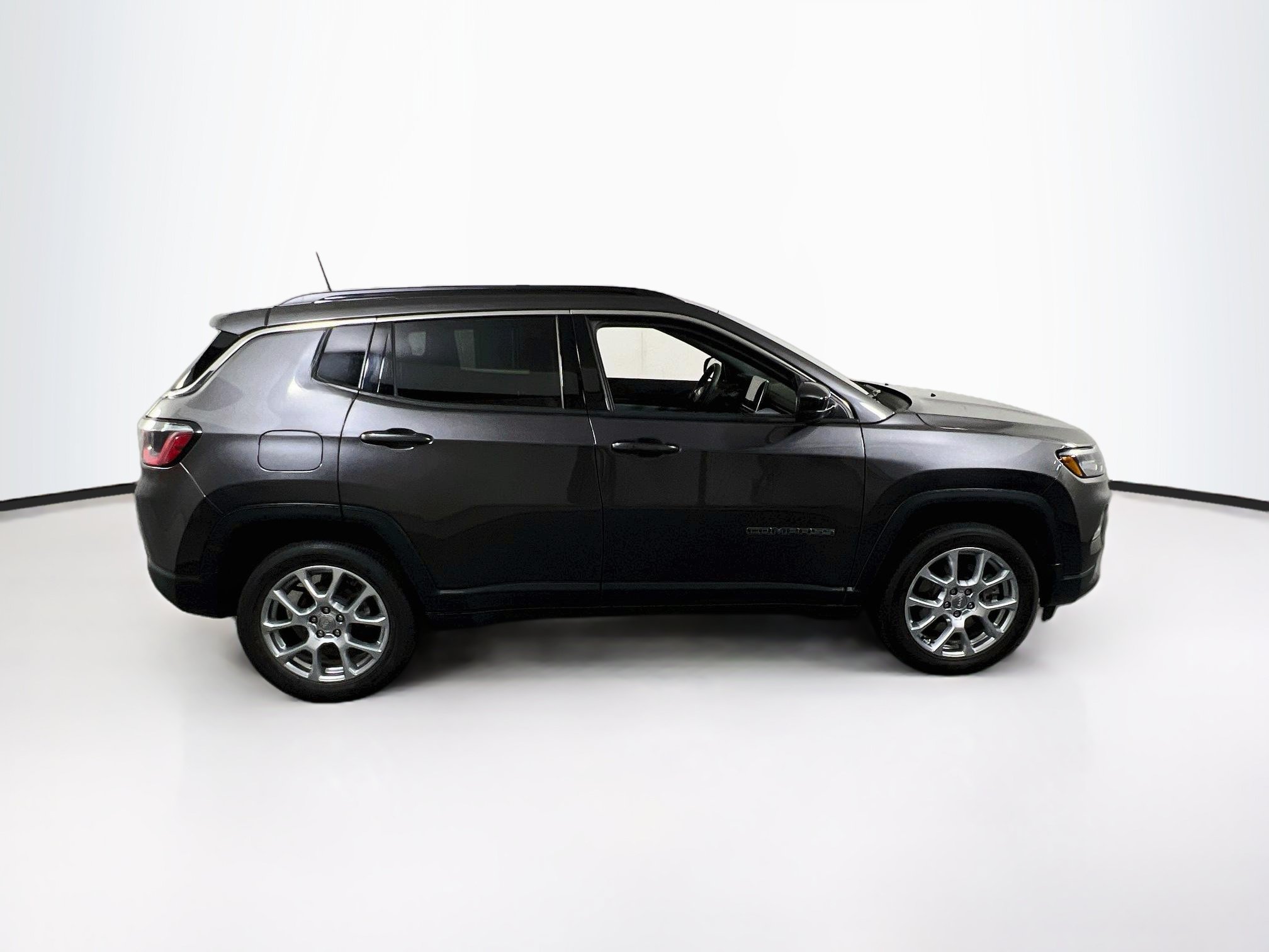 Used 2023 Jeep Compass Latitude AWD/4WD image 4