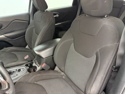 Used 2021 Jeep Cherokee Latitude FWD image 10