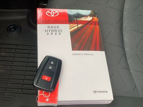 Used 2022 Toyota RAV4 XLE image 12