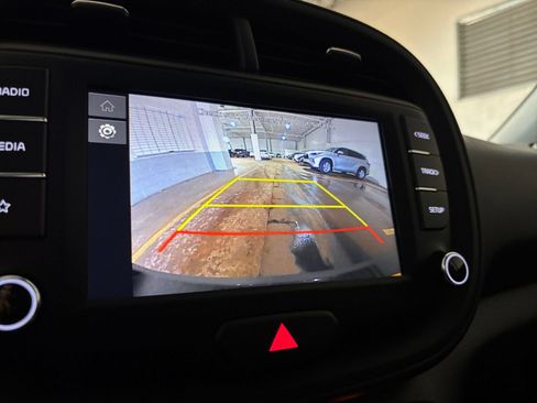 Used 2025 Kia Soul LX w/ LX Technology Package FWD image 22
