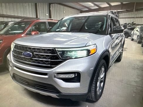Used 2021 Ford Explorer XLT w/ Equipment Group 202A AWD/4WD image 3