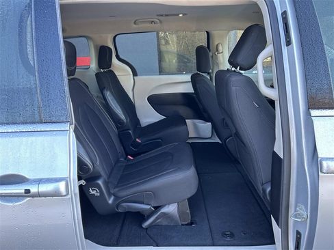 Used 2023 Chrysler Voyager LX image 14