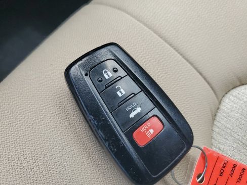 Used 2019 Toyota Camry LE w/ Convenience Package FWD image 28