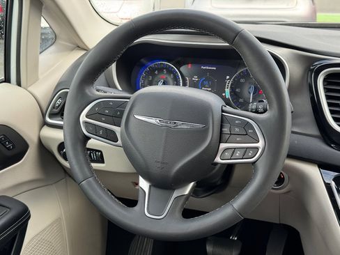 Used 2023 Chrysler Pacifica Touring-L image 25